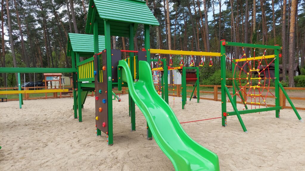 Zestaw Zabawowy to doskonałe rozwiązanie, które zapewni dzieciom godziny fantastycznej zabawy na świeżym powietrzu.