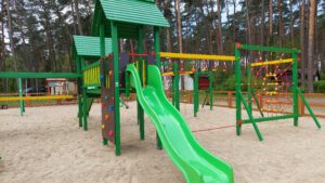 Zestaw Zabawowy to doskonałe rozwiązanie, które zapewni dzieciom godziny fantastycznej zabawy na świeżym powietrzu.