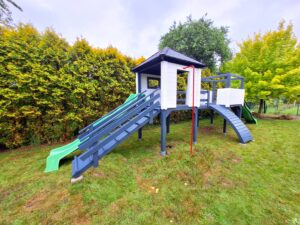 Zestaw Zabawowy to doskonałe rozwiązanie, które zapewni dzieciom godziny fantastycznej zabawy na świeżym powietrzu.