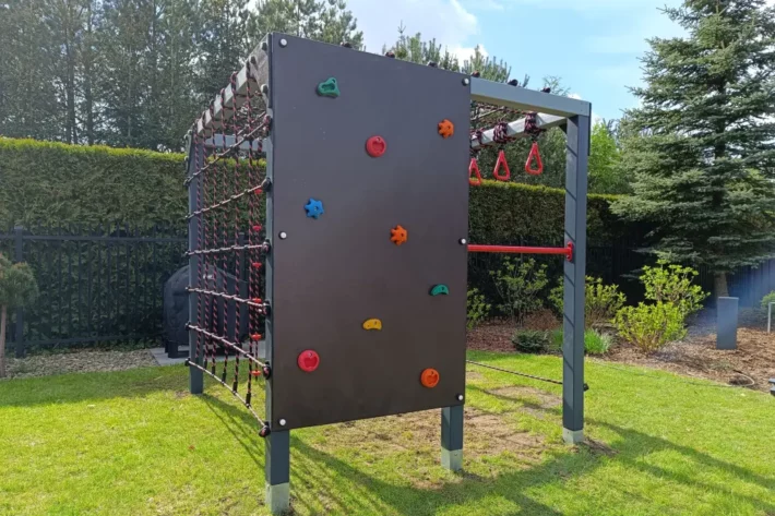 BOX-5-funkcjonalne-urządzenie-sprawnościowe-dla-dzieci BOX sprawnościowy to wszechstronny zestaw dla dzieci zaprojektowany z myślą o wspinaczce i podciąganiu na różnych elementach