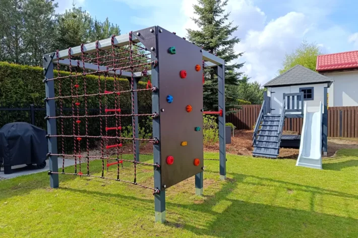 BOX-6-funkcjonalne-urządzenie-sprawnościowe-dla-dzieci BOX sprawnościowy to wszechstronny zestaw dla dzieci zaprojektowany z myślą o wspinaczce i podciąganiu na różnych elementach
