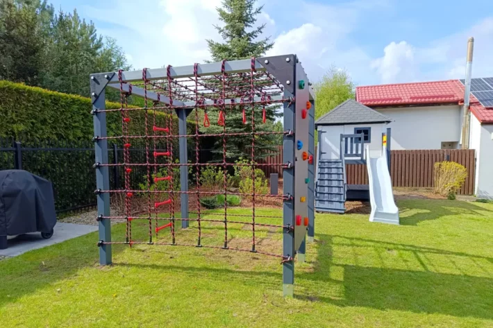 BOX-7-funkcjonalne-urządzenie-sprawnościowe-dla-dzieci BOX sprawnościowy to wszechstronny zestaw dla dzieci zaprojektowany z myślą o wspinaczce i podciąganiu na różnych elementach