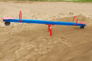 Huśtawka Ważka H12 o wymiarach 0,40 m x 3,00 m to bezpieczna i trwała atrakcja na plac zabaw, zaprojektowana z myślą o dzieciach w wieku od 0 do 12 lat