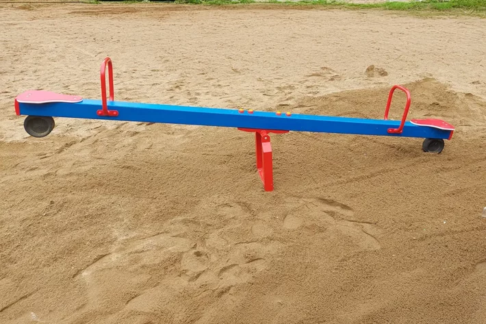 H12-2-hustawka-wazka Huśtawka Ważka H12 o wymiarach 0,40 m x 3,00 m to bezpieczna i trwała atrakcja na plac zabaw, zaprojektowana z myślą o dzieciach w wieku od 0 do 12 lat