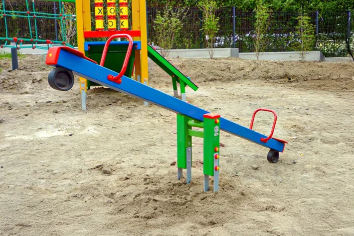 H12-3-hustawka-wazka Huśtawka Ważka H12 o wymiarach 0,40 m x 3,00 m to bezpieczna i trwała atrakcja na plac zabaw, zaprojektowana z myślą o dzieciach w wieku od 0 do 12 lat