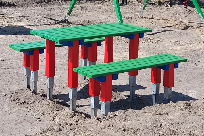 L-01-2-Komplet-wypoczynkowy-na-kotwach Komplet L-01 składający się z drewnianego stołu oraz dwóch ławek to trwałe i estetyczne rozwiązanie idealne do przestrzeni publicznych i prywatnych