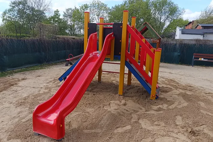 M71-10-Zestaw-zabawowy-dla-dzieci Zestaw zabawowy M71to kompaktowe i funkcjonalne rozwiązanie na plac zabaw. Wyposażony w podest, trap wejściowy, ślizg, ściankę wspinaczkową oraz drabinkę, zapewnia różnorodną zabawę