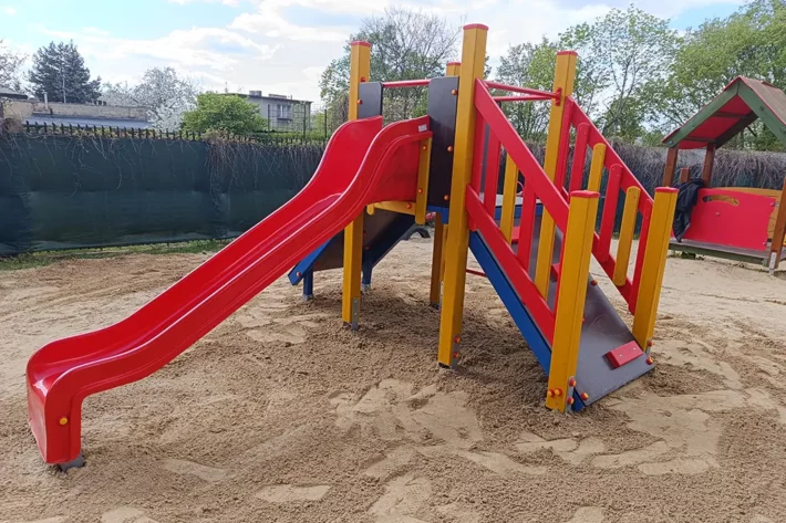 M71-11-Zestaw-zabawowy-dla-dzieci Zestaw zabawowy M71to kompaktowe i funkcjonalne rozwiązanie na plac zabaw. Wyposażony w podest, trap wejściowy, ślizg, ściankę wspinaczkową oraz drabinkę, zapewnia różnorodną zabawę