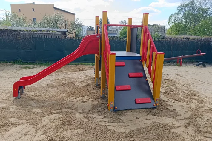 M71-4-Zestaw-zabawowy-dla-dzieci Zestaw zabawowy M71to kompaktowe i funkcjonalne rozwiązanie na plac zabaw. Wyposażony w podest, trap wejściowy, ślizg, ściankę wspinaczkową oraz drabinkę, zapewnia różnorodną zabawę