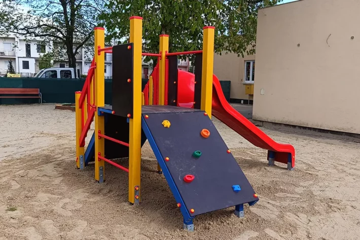 M71-7-Zestaw-zabawowy-dla-dzieci Zestaw zabawowy M71to kompaktowe i funkcjonalne rozwiązanie na plac zabaw. Wyposażony w podest, trap wejściowy, ślizg, ściankę wspinaczkową oraz drabinkę, zapewnia różnorodną zabawę