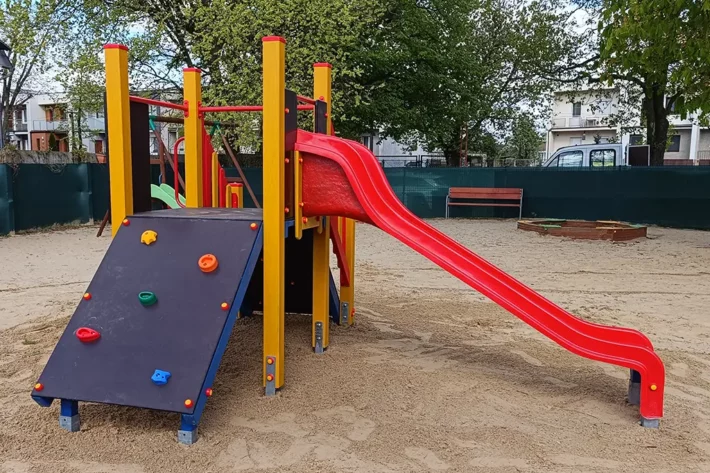 M71-8-Zestaw-zabawowy-dla-dzieci Zestaw zabawowy M71to kompaktowe i funkcjonalne rozwiązanie na plac zabaw. Wyposażony w podest, trap wejściowy, ślizg, ściankę wspinaczkową oraz drabinkę, zapewnia różnorodną zabawę