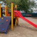 Zestaw zabawowy M71to kompaktowe i funkcjonalne rozwiązanie na plac zabaw. Wyposażony w podest, trap wejściowy, ślizg, ściankę wspinaczkową oraz drabinkę, zapewnia różnorodną zabawę