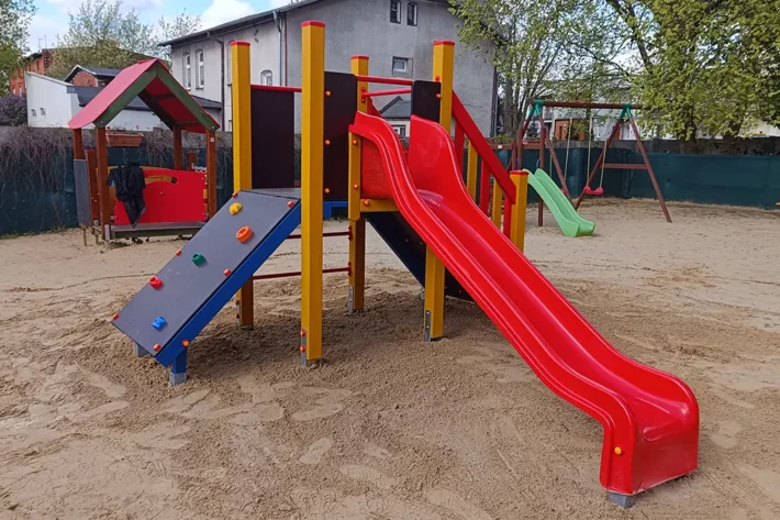 M71-9-Zestaw-zabawowy-dla-dzieci Zestaw zabawowy M71to kompaktowe i funkcjonalne rozwiązanie na plac zabaw. Wyposażony w podest, trap wejściowy, ślizg, ściankę wspinaczkową oraz drabinkę, zapewnia różnorodną zabawę