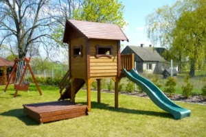 Plac zabaw P10 – wszechstronny zestaw do zabawy z domkiem, huśtawką i zjeżdżalnią