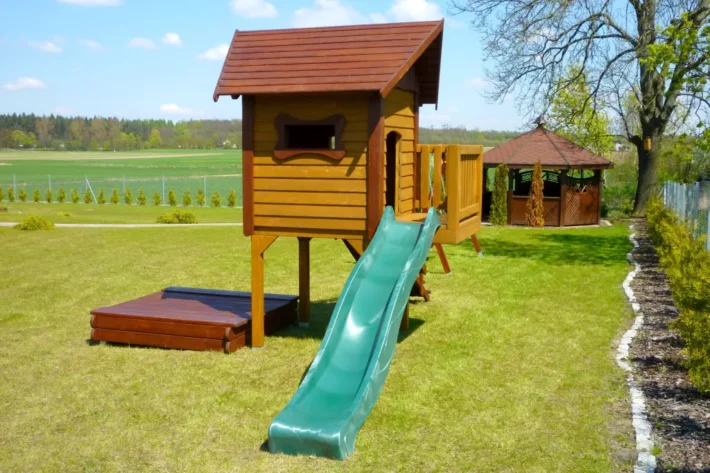 P10-3-funkcjonalny-plac-zabaw-dla-dzieci Plac zabaw P10 – wszechstronny zestaw do zabawy z domkiem, huśtawką i zjeżdżalnią