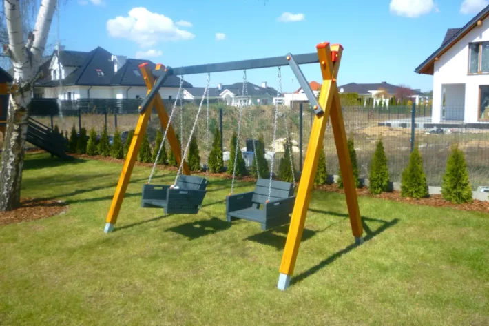 P10-4-funkcjonalny-plac-zabaw-dla-dzieci Plac zabaw P10 – wszechstronny zestaw do zabawy z domkiem, huśtawką i zjeżdżalnią