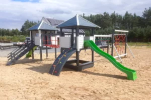 Plac zabaw P11 – kompleksowy zestaw do aktywnej zabawy dla dzieci o wymiarach 9,80m x 10,10m.