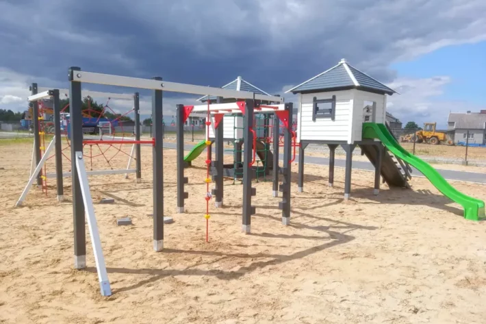 P11-2-funkcjonalny-plac-zabaw-dla-dzieci Plac zabaw P11 – kompleksowy zestaw do aktywnej zabawy dla dzieci o wymiarach 9,80m x 10,10m.