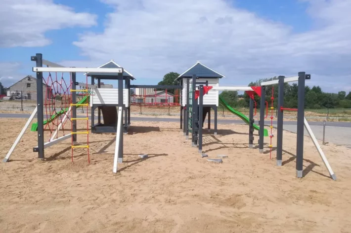 P11-4-funkcjonalny-plac-zabaw-dla-dzieci Plac zabaw P11 – kompleksowy zestaw do aktywnej zabawy dla dzieci o wymiarach 9,80m x 10,10m.