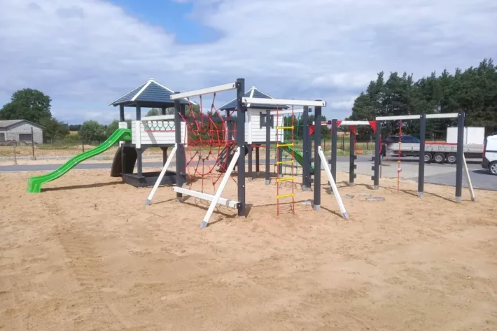 P11-5-funkcjonalny-plac-zabaw-dla-dzieci Plac zabaw P11 – kompleksowy zestaw do aktywnej zabawy dla dzieci o wymiarach 9,80m x 10,10m.