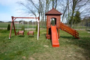 Plac zabaw P20 – wszechstronny zestaw do zabawy z domkiem, huśtawką i zjeżdżalnią