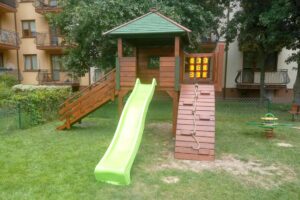 Plac zabaw P22 – wszechstronny zestaw do zabawy z domkiem, huśtawką i zjeżdżalnią