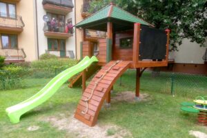 Plac zabaw P22 – wszechstronny zestaw do zabawy z domkiem, huśtawką i zjeżdżalnią