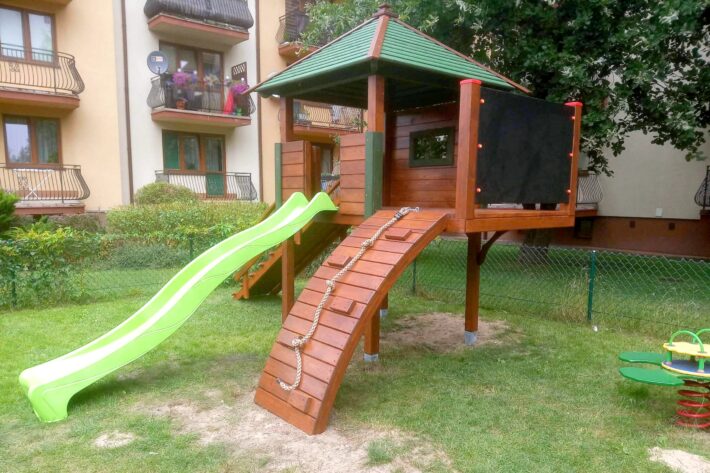 P22-2-funkcjonalny-plac-zabaw-dla-dzieci Plac zabaw P22 – wszechstronny zestaw do zabawy z domkiem, huśtawką i zjeżdżalnią