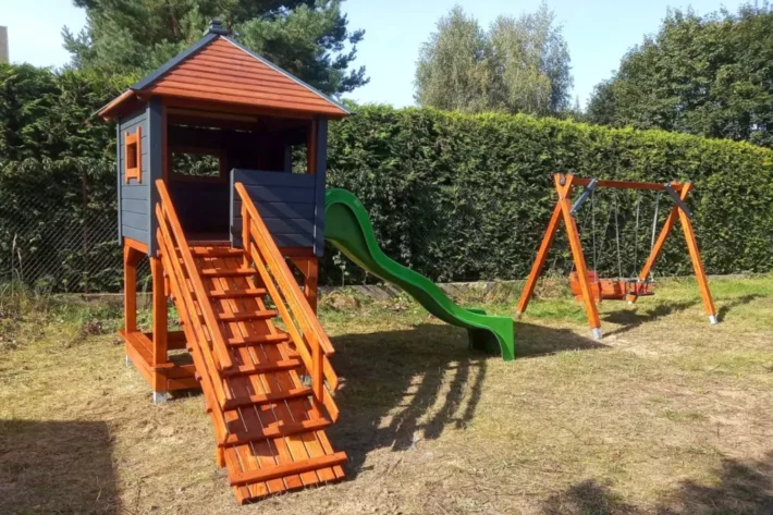 P5-2-funkcjonalny-plac-zabaw-dla-dzieci Plac zabaw P5 – wszechstronny zestaw do zabawy z domkiem, huśtawką i zjeżdżalnią