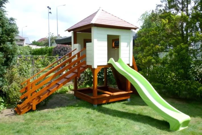 Plac zabaw P7 – wszechstronny zestaw do zabawy z domkiem, huśtawką i zjeżdżalnią