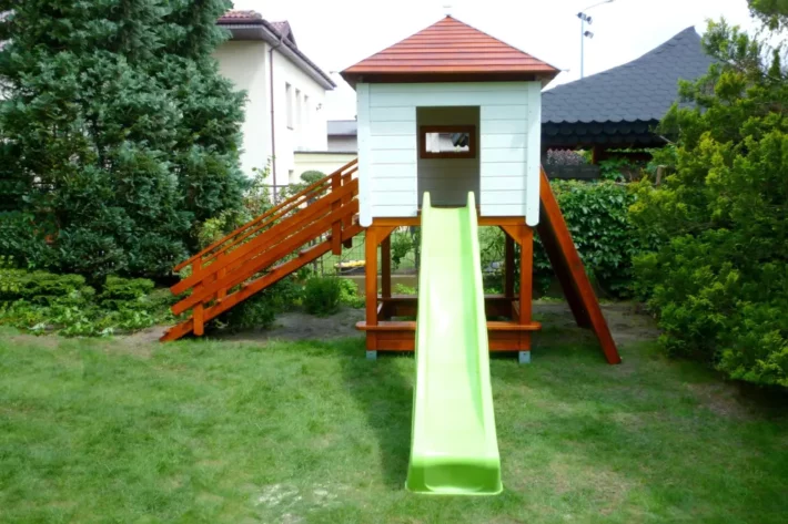 P7-2-funkcjonalny-plac-zabaw-dla-dzieci Plac zabaw P7 – wszechstronny zestaw do zabawy z domkiem, huśtawką i zjeżdżalnią
