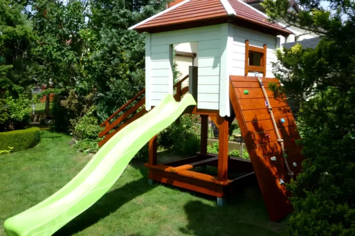 P7-3-funkcjonalny-plac-zabaw-dla-dzieci Plac zabaw P7 – wszechstronny zestaw do zabawy z domkiem, huśtawką i zjeżdżalnią
