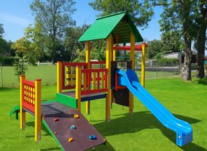 Zestaw Zabawowy to doskonałe rozwiązanie, które zapewni dzieciom godziny fantastycznej zabawy na świeżym powietrzu.