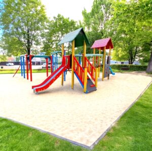 Zestaw Zabawowy to doskonałe rozwiązanie, które zapewni dzieciom godziny fantastycznej zabawy na świeżym powietrzu.