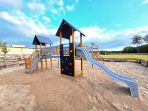 Zestaw Zabawowy to doskonałe rozwiązanie, które zapewni dzieciom godziny fantastycznej zabawy na świeżym powietrzu.