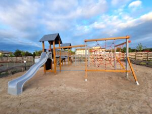 Zestaw Zabawowy to doskonałe rozwiązanie, które zapewni dzieciom godziny fantastycznej zabawy na świeżym powietrzu.