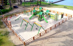 Zestaw Zabawowy to doskonałe rozwiązanie, które zapewni dzieciom godziny fantastycznej zabawy na świeżym powietrzu.