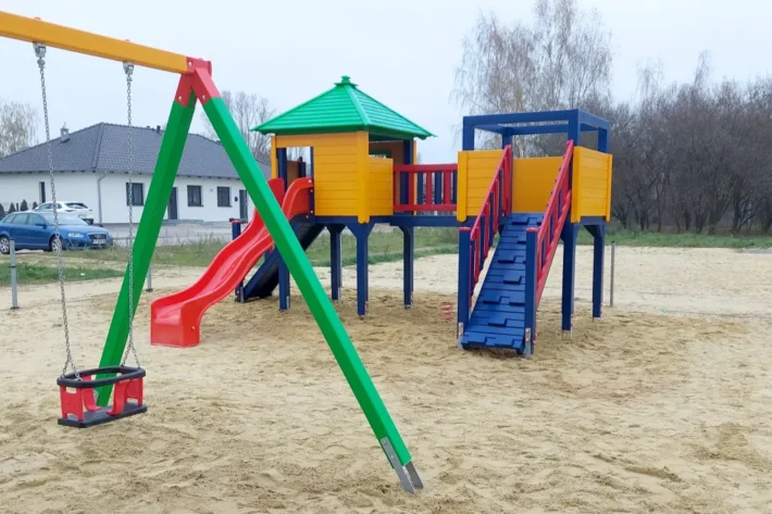 Zestaw-zabawowy-M42-2-wszechstronny-plac-zabaw-dla-dzieci Zestaw Zabawowy M42 to doskonałe rozwiązanie, które zapewni dzieciom godziny fantastycznej zabawy na świeżym powietrzu.