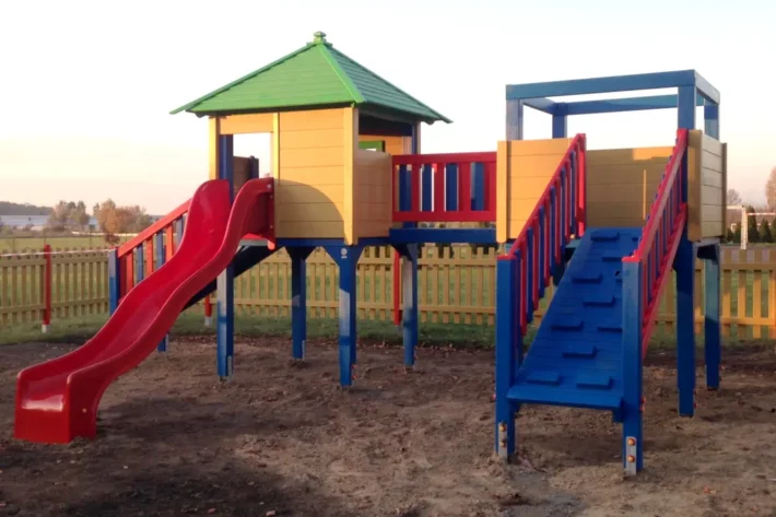 Zestaw-zabawowy-M42-4-wszechstronny-plac-zabaw-dla-dzieci Zestaw Zabawowy M42 to doskonałe rozwiązanie, które zapewni dzieciom godziny fantastycznej zabawy na świeżym powietrzu.