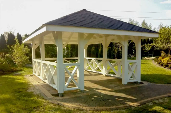 a17-2-stylowa-drewniana-altana-ogrodowa ltana A17 to elegancka, przestronna konstrukcja, która doskonale wpisuje się w aranżację ogrodu lub działki, oferując idealne miejsce do relaksu na świeżym powietrzu. Dzięki wymiarom 3,60m x 5,80m, altana zapewnia komfortową przestrzeń do spędzania czasu z rodziną i przyjaciółmi.