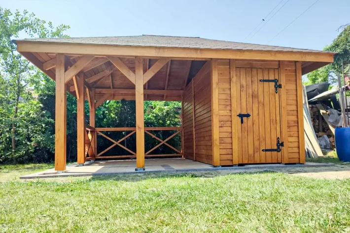 a18-4-stylowa-drewniana-altana-ogrodowa Altana A18 to wyjątkowe połączenie funkcjonalności i estetyki, idealnie wpisujące się w każdą przestrzeń ogrodową. Dzięki przestronnej konstrukcji, która łączy altanę o wymiarach 3,00m x 3,50m z domkiem o wymiarach 1,80m x 3,50m, stanowi idealne miejsce do relaksu, przechowywania i spotkań na świeżym powietrzu.