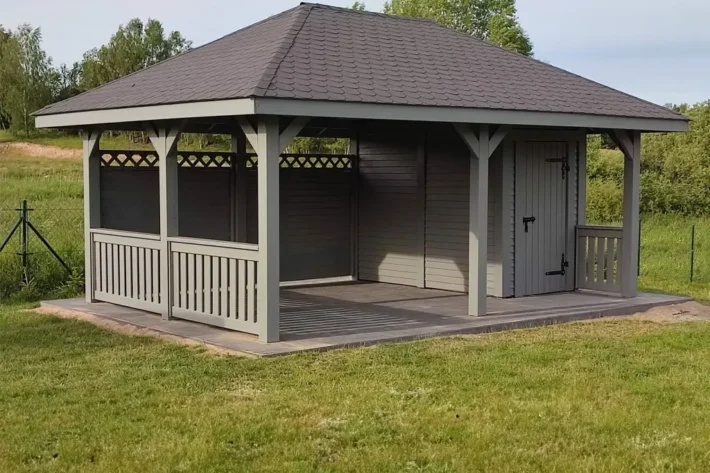 Altana ogrodowa A19 to elegancka i funkcjonalna konstrukcja, która doskonale łączy przestrzeń wypoczynkową z praktycznym domkiem, idealnym do przechowywania lub dodatkowego użytku. Całkowity wymiar altany wynosi 6,00m x 4,00m, z czego altana zajmuje 4,40m x 4,00m, a domek 1,60m x 3,00m. Przed domkiem znajduje się uroczy tarasik o wymiarach 1,60m x 1,00m, który stanowi doskonałe miejsce na relaks.