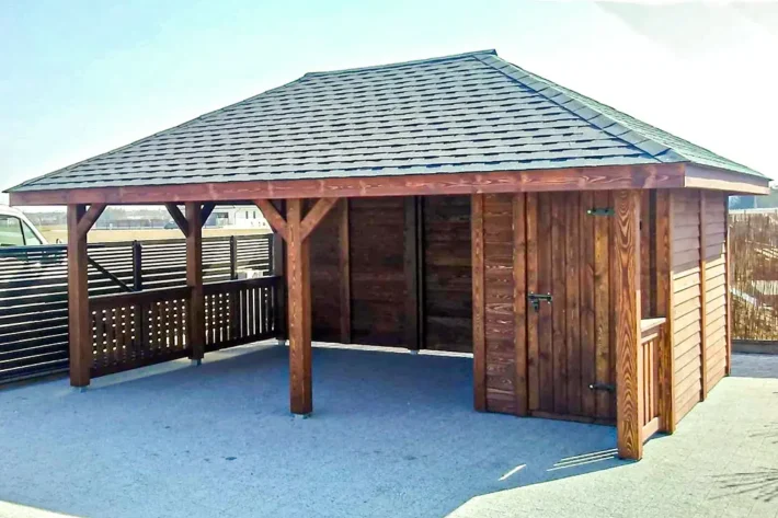 a19-3-stylowa-drewniana-altana-ogrodowa Altana A19 to elegancka i funkcjonalna konstrukcja, która doskonale łączy przestrzeń wypoczynkową z praktycznym domkiem, idealnym do przechowywania lub dodatkowego użytku. Całkowity wymiar altany wynosi 6,00m x 4,00m, z czego altana zajmuje 4,40m x 4,00m, a domek 1,60m x 3,00m. Przed domkiem znajduje się uroczy tarasik o wymiarach 1,60m x 1,00m, który stanowi doskonałe miejsce na relaks.