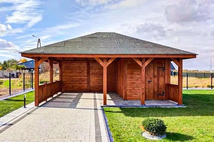 a19-4-stylowa-drewniana-altana-ogrodowa Altana A19 to elegancka i funkcjonalna konstrukcja, która doskonale łączy przestrzeń wypoczynkową z praktycznym domkiem, idealnym do przechowywania lub dodatkowego użytku. Całkowity wymiar altany wynosi 6,00m x 4,00m, z czego altana zajmuje 4,40m x 4,00m, a domek 1,60m x 3,00m. Przed domkiem znajduje się uroczy tarasik o wymiarach 1,60m x 1,00m, który stanowi doskonałe miejsce na relaks.