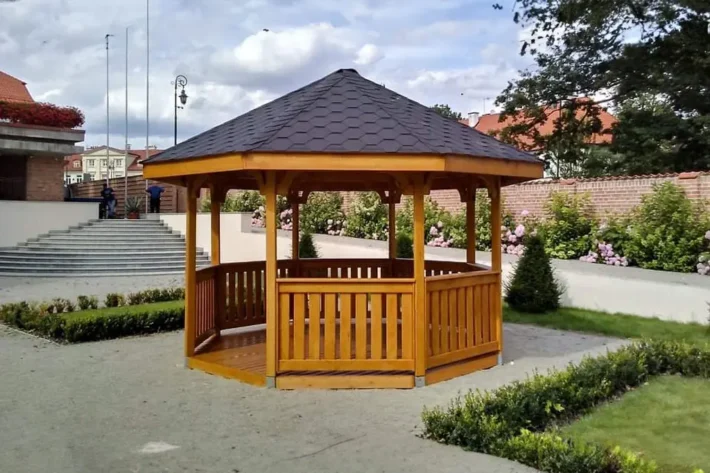 a25-2-stylowa-drewniana-altana-ogrodowa Altana A25 to wyjątkowa konstrukcja, która łączy elegancję z funkcjonalnością, idealna do ogrodów i przestrzeni rekreacyjnych. Jej ośmiokątny kształt o średnicy 3,85m zapewnia optymalną przestrzeń do relaksu, a podstawa o powierzchni 10,48m² pozwala na komfortowe użytkowanie przez całą rodzinę.