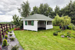 Altana A27 to duża, elegancka konstrukcja, która doskonale łączy funkcjonalność z estetyką. Idealna zarówno do prywatnych ogrodów, jak i przestrzeni rekreacyjnych, altana o wymiarach 6,50m x 4,00m zapewnia przestronne miejsce do relaksu i spotkań na świeżym powietrzu. Dzięki możliwości modyfikacji wymiarów, altana A27 może być w pełni dostosowana do indywidualnych potrzeb oraz specyfiki ogrodu.