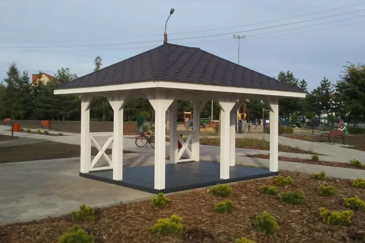 a5-1-stylowa-drewniana-altana-ogrodowa Altana A5 to elegancka konstrukcja ogrodowa, która doskonale łączy styl i funkcjonalność, zapewniając przestrzeń do relaksu na świeżym powietrzu. Jej wymiary wynoszą 3,00m x 4,00m, co sprawia, że jest idealna do mniejszych ogrodów lub działek rekreacyjnych. Dzięki możliwości modyfikacji wymiarów, altana może być w pełni dopasowana do indywidualnych potrzeb użytkownika.