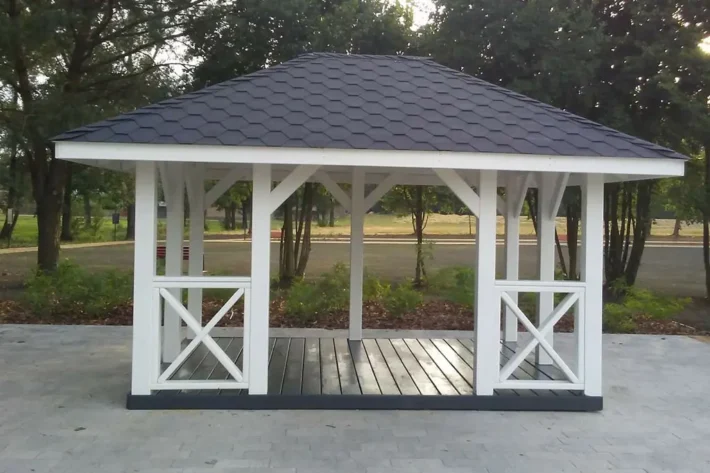 a5-2-stylowa-drewniana-altana-ogrodowa Altana A5 to elegancka konstrukcja ogrodowa, która doskonale łączy styl i funkcjonalność, zapewniając przestrzeń do relaksu na świeżym powietrzu. Jej wymiary wynoszą 3,00m x 4,00m, co sprawia, że jest idealna do mniejszych ogrodów lub działek rekreacyjnych. Dzięki możliwości modyfikacji wymiarów, altana może być w pełni dopasowana do indywidualnych potrzeb użytkownika.