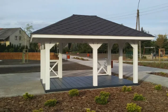 a5-3-stylowa-drewniana-altana-ogrodowa Altana A5 to elegancka konstrukcja ogrodowa, która doskonale łączy styl i funkcjonalność, zapewniając przestrzeń do relaksu na świeżym powietrzu. Jej wymiary wynoszą 3,00m x 4,00m, co sprawia, że jest idealna do mniejszych ogrodów lub działek rekreacyjnych. Dzięki możliwości modyfikacji wymiarów, altana może być w pełni dopasowana do indywidualnych potrzeb użytkownika.