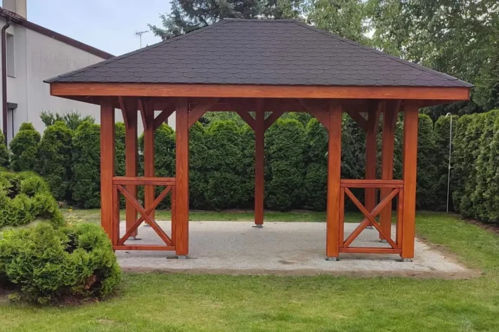 a5-4-stylowa-drewniana-altana-ogrodowa Altana A5 to elegancka konstrukcja ogrodowa, która doskonale łączy styl i funkcjonalność, zapewniając przestrzeń do relaksu na świeżym powietrzu. Jej wymiary wynoszą 3,00m x 4,00m, co sprawia, że jest idealna do mniejszych ogrodów lub działek rekreacyjnych. Dzięki możliwości modyfikacji wymiarów, altana może być w pełni dopasowana do indywidualnych potrzeb użytkownika.